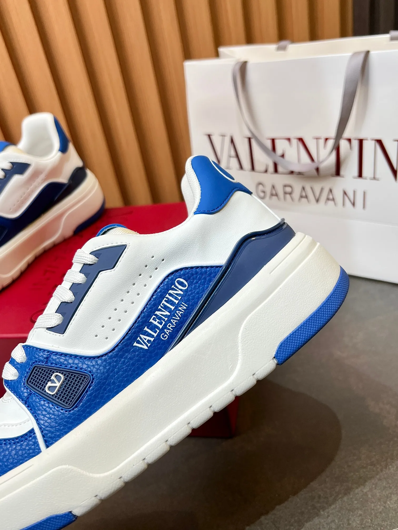 👟👟Ex-factory price 680👟👟 𝑽𝒂𝒍𝒆𝒏𝒕𝒊𝒏𝒐Valentino 𝑶𝒏𝒆𝑺𝒕𝒖𝒅 Couple's sneaker series Valentino 2025 latest couple's sneakers same style for celebrities Hot sale. The original ZP was purchased and dismantled. Repeated printing and modification. Trying to restore the original version 1:1! Top luxury masterpiece, soft and comfortable, combining fashion and leisure, bringing excellent and elegant texture and excellent on-foot comfort. Top purchasing version upper: imported calfskin surface/original oil edge craftsmanship. Lining: water-dyed cowhide lining. Outsole: original development 𝐓𝐏𝐔 two-color combination outsole. Packaging: original configuration complete package. Code number: 34-44